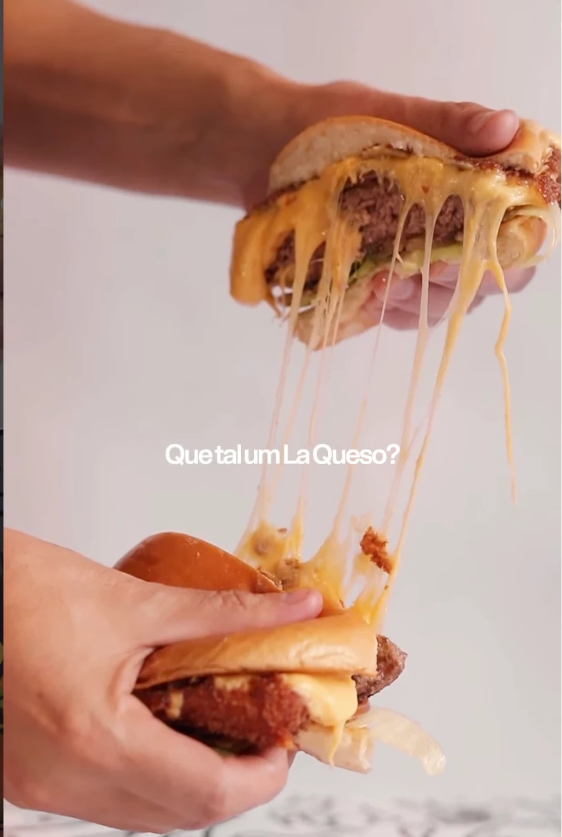 Reel de hamburgueria: lanche sendo aberto com o queijo derretendo